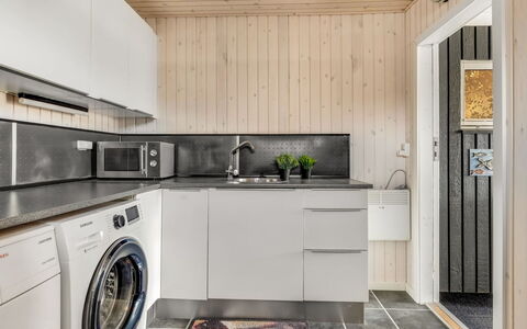 Danail - 250M from the Sea: Major Appliance, Wasmachine, Flooring, Hout, Interieur Ontwerp, Keuken, Toestel Van De Keuken, Plafond, Verdieping, Huishoudapparatuur