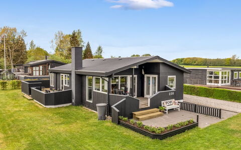 Danail - 250M from the Sea: Dak, Huis, Huis, Verblijf, Deur, Siding, Dek, Veranda, Plank, Hardwood