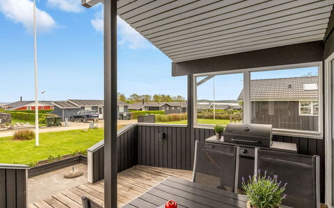 Danail - 250M from the Sea: Dak, Huis, Huis, Verblijf, Deur, Siding, Dek, Veranda, Plank, Hardwood