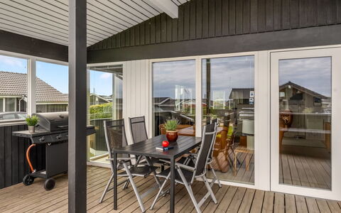 Danail - 250M from the Sea: Dak, Huis, Huis, Verblijf, Deur, Siding, Dek, Veranda, Plank, Hardwood