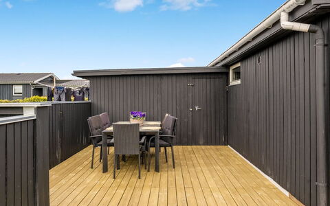 Danail - 250M from the Sea: Dak, Huis, Huis, Verblijf, Deur, Siding, Dek, Veranda, Plank, Hardwood