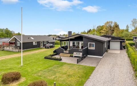 Danail - 250M from the Sea: Dak, Huis, Huis, Verblijf, Deur, Siding, Dek, Veranda, Plank, Hardwood