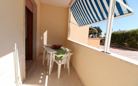 Alice: Hout, Schaduw, Balkon, Beits, Stoel, Buitenmeubels, Luifel