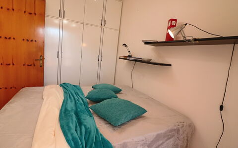 Myriam: Meubilair, Bed, Slaapkamer, Muur, Laken, Interieur Ontwerp, Flooring, Verdieping, Bedding, Kamer