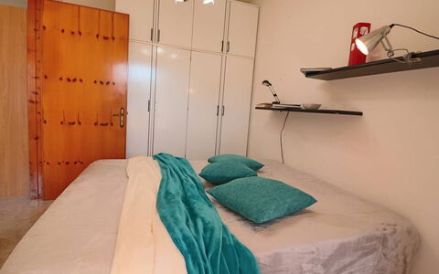 Myriam: Bed, Meubilair, Slaapkamer, Muur, Interieur Ontwerp, Laken, Bedding, Flooring, Verdieping, Kamer