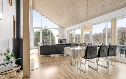 Safina - 1Km from the Sea: Flooring, Houten Vloer, Interieur Ontwerp, Hout, Verdieping, Plafond, Meubilair, Laminaatvloer, Huis, Woonkamer