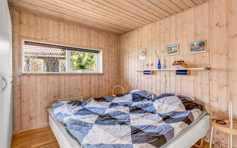 Safina - 1Km from the Sea: Hout, Slaapkamer, Interieur Ontwerp, Verdieping, Bed, Plafond, Laken, Huis, Bedding, Beits