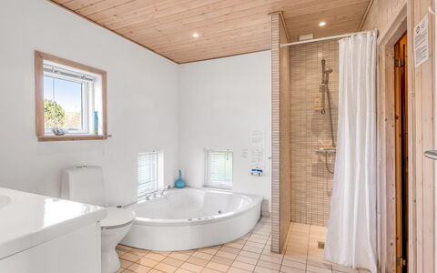 Safina - 1Km from the Sea: Flooring, Interieur Ontwerp, Loodgieterswerkinrichting, Verdieping, Hout, Plafond, Badkamer, Loodgieter, Verlichting, Kamer