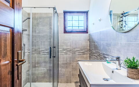 Lidia: Badkamer, Loodgieterswerkinrichting, Flooring, Interieur Ontwerp, Verdieping, Kraan, Wastafel, Loodgieter, Tegel, Wastafel In De Badkamer