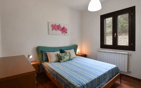 Villa Margi: Bed, Meubilair, Interieur Ontwerp, Bedding, Slaapkamer, Laken, Muur, Kamer, Hout, Verdieping