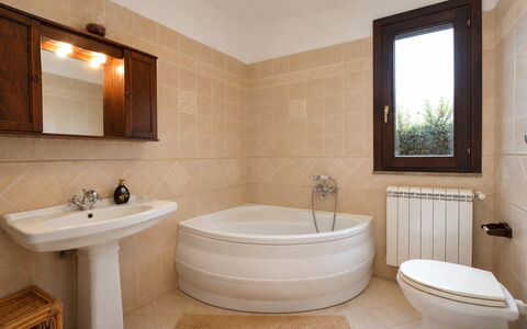 Villa Margi: Badkamer, Loodgieterswerkinrichting, Flooring, Muur, Interieur Ontwerp, Verdieping, Wastafel, Kraan, Bad, Wastafel In De Badkamer