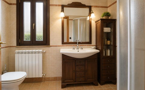 Villa Margi: Wastafel In De Badkamer, Interieur Ontwerp, Flooring, Meubilair, Loodgieterswerkinrichting, Wastafel, Hout, Verdieping, Badkamerkast, Spiegel