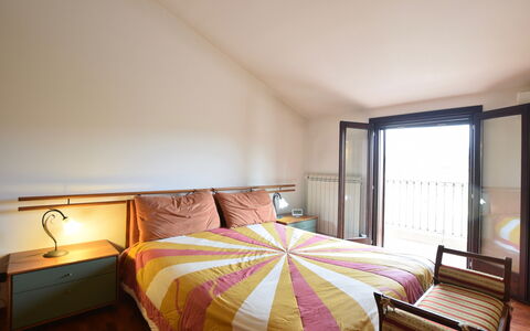 Villa Margi: Bed, Meubilair, Interieur Ontwerp, Slaapkamer, Verdieping, Flooring, Bedding, Kamer, Laken, Muur