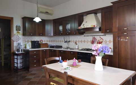 Villa Margi: Meubilair, Keuken, Flooring, Hout, Interieur Ontwerp, Countertop, Cabinetry, Toestel Van De Keuken, Verdieping, Kast