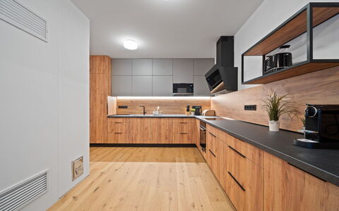 Na Kovárně: Countertop, Keuken, Flooring, Hout, Interieur Ontwerp, Cabinetry, Meubilair, Verdieping, Plafond, Houten Vloer