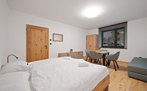 Na Kovárně: Hout, Slaapkamer, Bed, Interieur Ontwerp, Laken, Meubilair, Huis, Bed Frame, Bedding, Verdieping