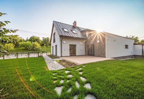 Na Kovárně: Huis, Verblijf, Landgoed, Boerderij, Gazon, Landscaping, Werf, Oprit, Siding, Villa
