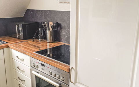 Breite Straße: Keuken, Flooring, Cabinetry, Hout, Countertop, Toestel Van De Keuken, Interieur Ontwerp, Major Appliance, Verdieping, Huis