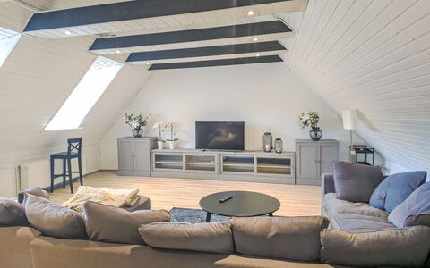 Breite Straße: Interieur Ontwerp, Flooring, Hout, Plafond, Meubilair, Verdieping, Zolder, Verlichting, Kamer, Woonkamer