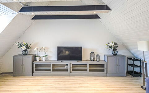 Breite Straße: Flooring, Hout, Interieur Ontwerp, Verdieping, Meubilair, Plafond, Kamer, Woonkamer, Cabinetry, Houten Vloer
