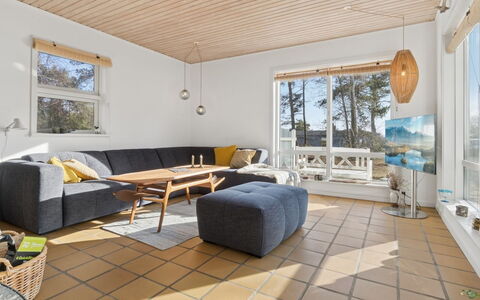 Adde - 150M from the Sea: Flooring, Verdieping, Hout, Meubilair, Houten Vloer, Interieur Ontwerp, Bankstel, Woonkamer, Huis, Laminaatvloer