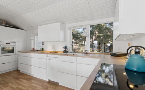 Adde - 150M from the Sea: Flooring, Hout, Keuken, Interieur Ontwerp, Countertop, Verdieping, Plafond, Houten Vloer, Toestel Van De Keuken, Major Appliance