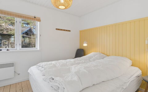 Adde - 150M from the Sea: Hout, Slaapkamer, Bed, Plafond, Interieur Ontwerp, Verdieping, Meubilair, Flooring, Bedding, Huis