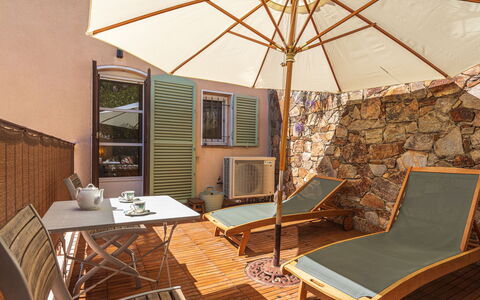 Les Migraniers 2: Meubilair, Buitenmeubels, Buitentafel, Stoel, Tafel, Tuin, Backyard, Schaduw, Patio, Eco Hotel
