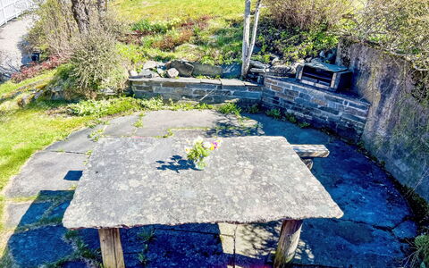 Mjølkerommet: Groundcover, Tuin, Backyard, Landscaping, Flagstone, Gang, Buitenmeubels