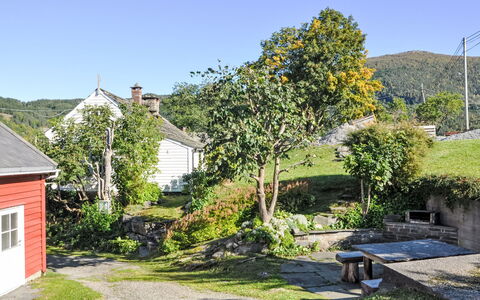 Mjølkerommet: Blad, Groen, Struik, Huis, Landelijk Gebied, Verblijf, Groundcover, Tuin, Helling