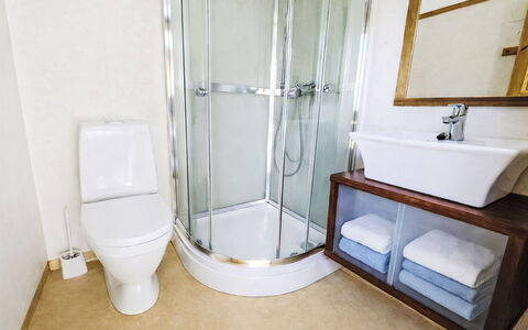 Mjølkerommet: Verdieping, Flooring, Interieur Ontwerp, Loodgieterswerkinrichting, Badkamer, Kamer, Wastafel In De Badkamer, Loodgieter, Meubilair, Toilet