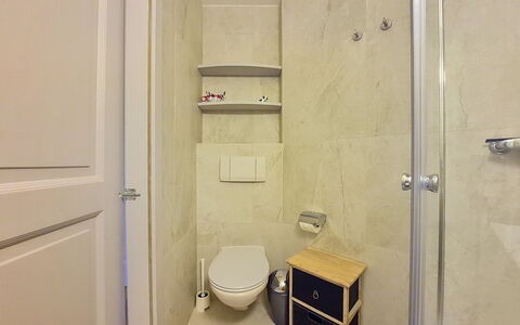 Manila 7: Muur, Flooring, Badkamer, Loodgieterswerkinrichting, Verdieping, Interieur Ontwerp, Toilet, Wastafel In De Badkamer, Loodgieter, Kamer