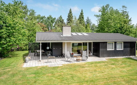 Arild - 700M from the Sea: Meubilair, Hout, Interieur Ontwerp, Flooring, Verdieping, Stoel, Kamer, Plafond, Woonkamer, Appartement