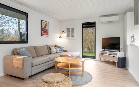 Arild - 700M from the Sea: Meubilair, Hout, Interieur Ontwerp, Flooring, Verdieping, Stoel, Kamer, Plafond, Woonkamer, Appartement