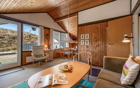 Flory - 400M from the Sea: Interieur Ontwerp, Hout, Plafond, Kamer, Verdieping, Beits, Lichte Inrichting, Fotolijst, Hardwood, Stoel