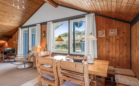 Flory - 400M from the Sea: Hout, Huis, Huis, Verblijf, Deur, Plafond, Hardwood, Blokhut, Veranda, Beits