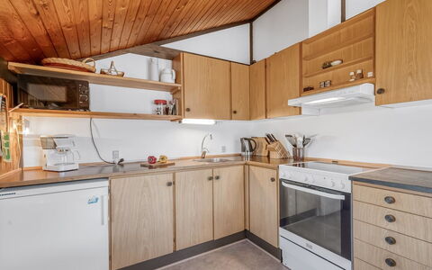 Flory - 400M from the Sea: Keuken, Hout, Countertop, Plafond, Interieur Ontwerp, Cabinetry, Flooring, Major Appliance, Meubilair, Verdieping