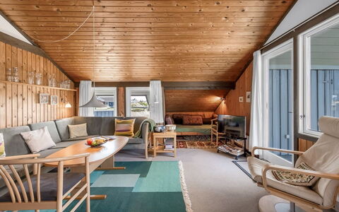 Flory - 400M from the Sea: Interieur Ontwerp, Meubilair, Hout, Flooring, Plafond, Verdieping, Stoel, Kamer, Lichte Inrichting, Woonkamer
