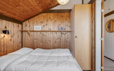 Flory - 400M from the Sea: Hout, Interieur Ontwerp, Plafond, Slaapkamer, Verdieping, Bed, Flooring, Verlichting, Huis, Lichte Inrichting