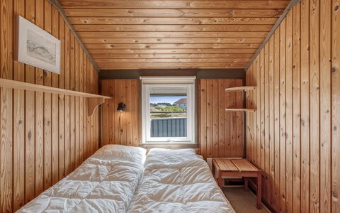 Flory - 400M from the Sea: Hout, Slaapkamer, Verdieping, Flooring, Plafond, Bed, Beits, Laken, Hardwood, Bedding