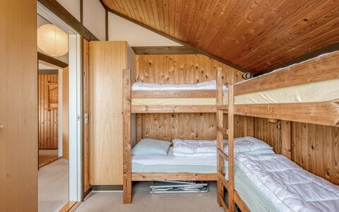 Flory - 400M from the Sea: Hout, Interieur Ontwerp, Plafond, Verdieping, Slaapkamer, Bed, Flooring, Laken, Bedding, Bed Frame
