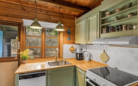 Aksinja - 500M from the Sea: Keuken, Hout, Interieur Ontwerp, Meubilair, Countertop, Cabinetry, Toestel Van De Keuken, Plafond, Flooring, Major Appliance