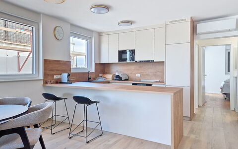 Lidija: Meubilair, Interieur Ontwerp, Countertop, Flooring, Keuken, Verdieping, Lichte Inrichting, Cabinetry, Muur, Hout
