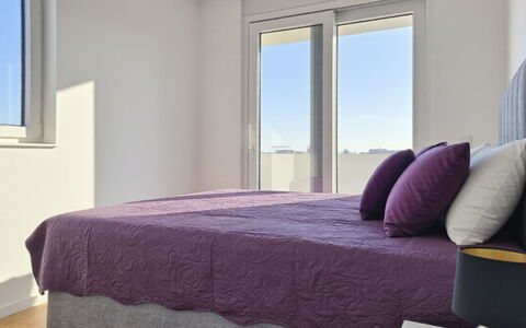 Lidija: Bed, Interieur Ontwerp, Meubilair, Slaapkamer, Flooring, Verdieping, Hout, Kamer, Laken, Bedding