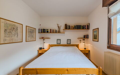 Ginepro: Bed, Meubilair, Interieur Ontwerp, Slaapkamer, Bedding, Muur, Laken, Flooring, Verdieping, Hout