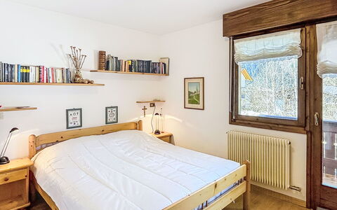 Ginepro: Bed, Meubilair, Interieur Ontwerp, Slaapkamer, Muur, Bedding, Laken, Flooring, Hout, Verdieping