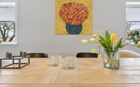 Grette - 600M from the Sea: Meubilair, Flooring, Tafel, Hout, Verdieping, Interieur Ontwerp, Eetkamer, Keuken En Eettafel, Stoel, Tableware