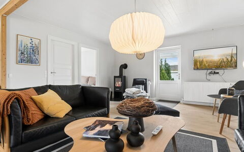 Grette - 600M from the Sea: Meubilair, Interieur Ontwerp, Muur, Flooring, Verdieping, Bankstel, Hout, Plafond, Woonkamer, Lichte Inrichting