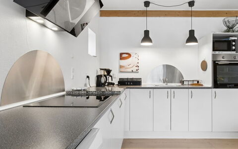 Grette - 600M from the Sea: Keuken, Countertop, Toestel Van De Keuken, Interieur Ontwerp, Lichte Inrichting, Major Appliance, Plafond, Fornuis, Huishoudapparatuur, Flooring
