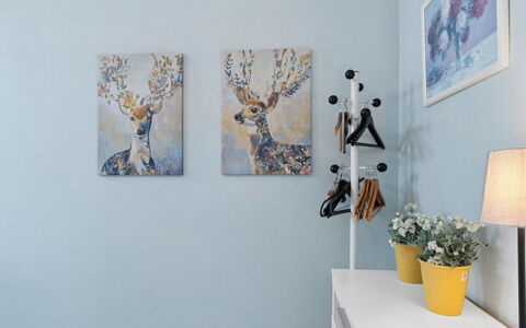 Grette - 600M from the Sea: Blauw, Interieur Ontwerp, Fotolijst, Kamer, Verf, Moderne Kunst, Natuurlijk Materiaal, Lamp, Kamerplant